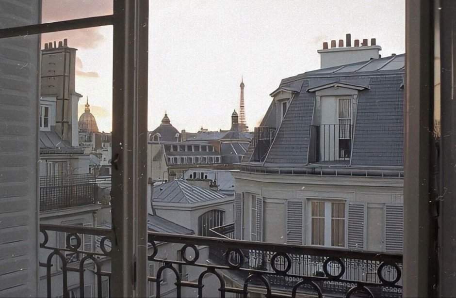 Вид из окна на крыши Парижа