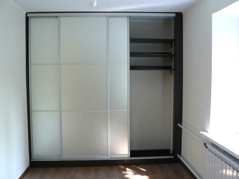 Встроенный шкаф с раздвижными дверями