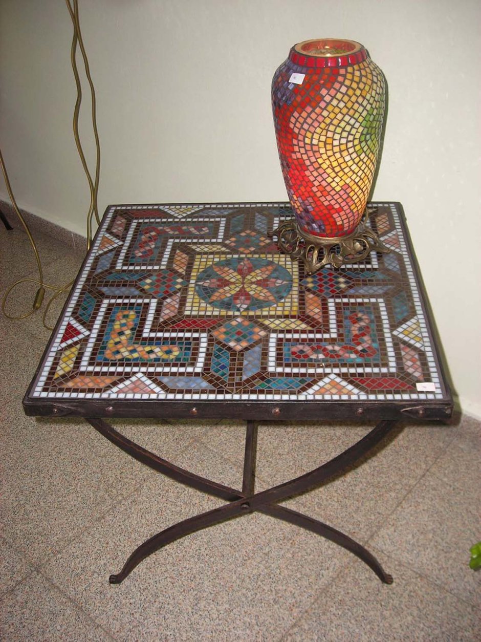 Квадратные столы из мозаики
