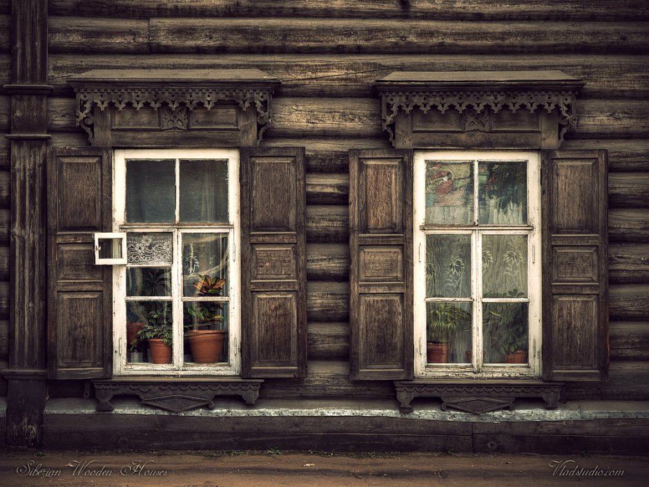 Деревянная стена с окном