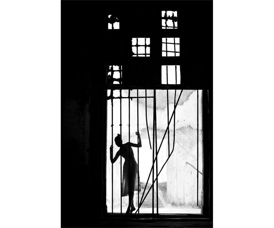 Силуэт женщины в окне