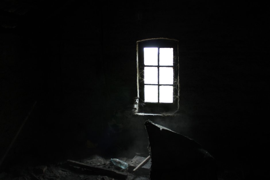 Черная комната с окном