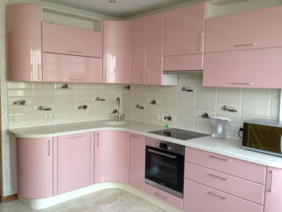Угловые кухни в розовых тонах