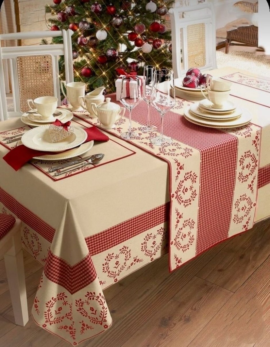 Дорожки скатерти на стол с новогодним декором