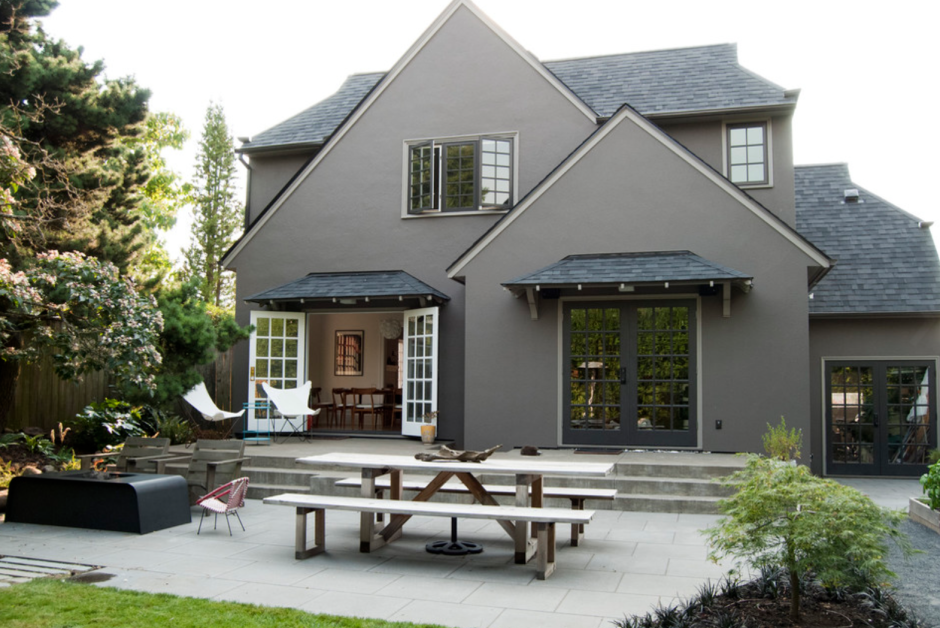 Дом с серым фасадом