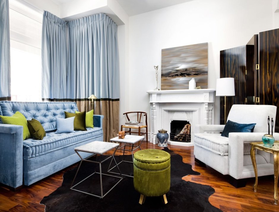 Синий диван в скандинавском интерьере гостиной