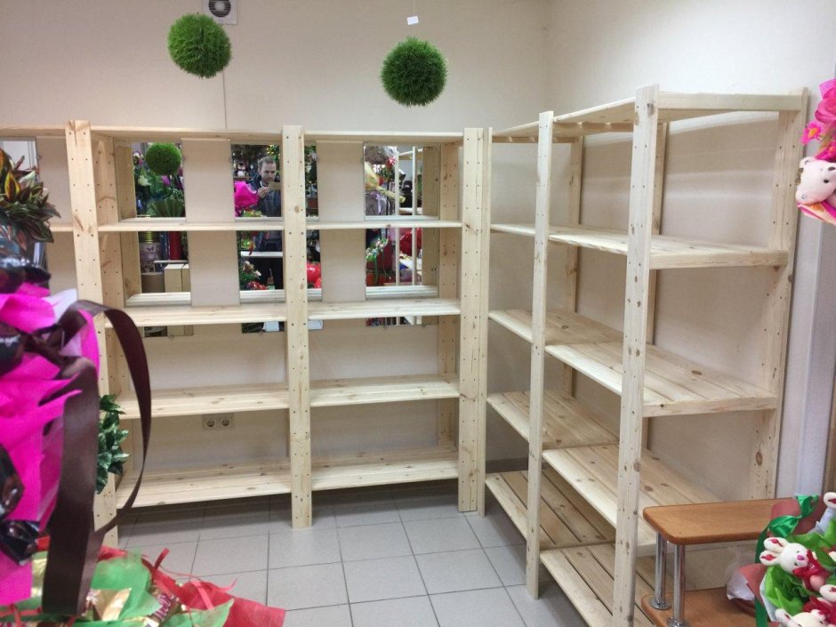 Деревянные стеллажи в сарае