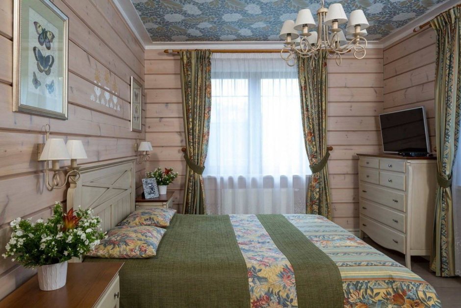 Спальня в коттедже в деревенском стиле