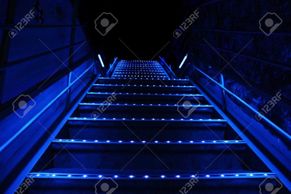 Лестница с неоновой подсветкой