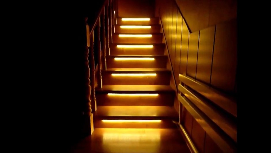 Автоматическая умная подсветка лестницы