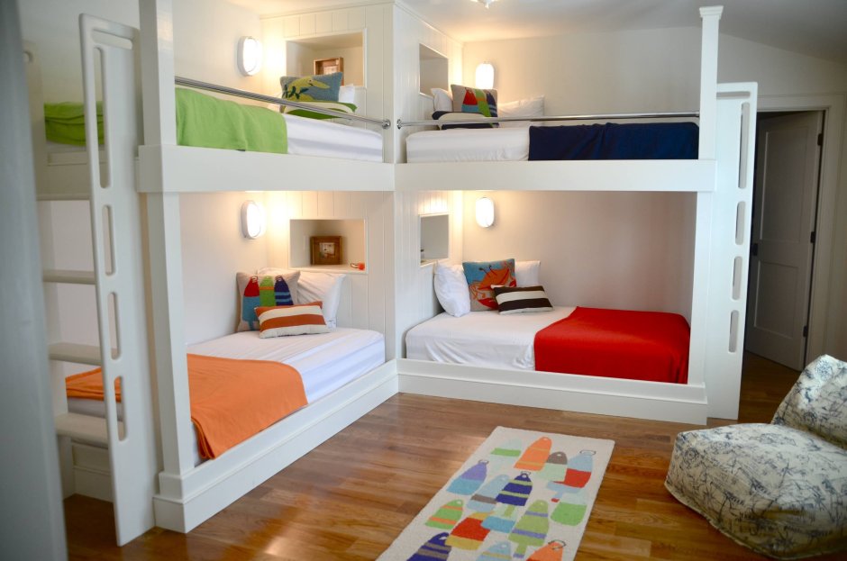 Двухэтажная кровать с занавесками