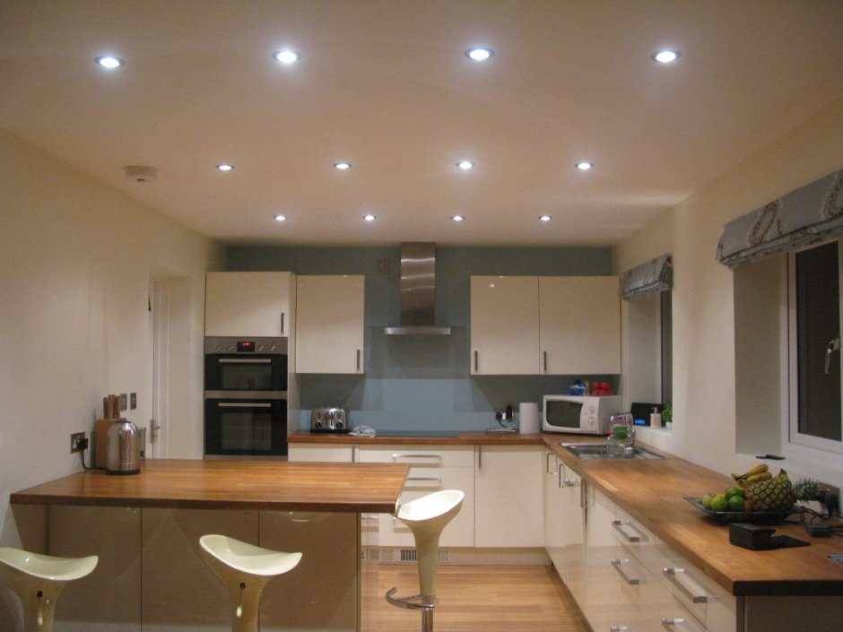 Точечные светильники для натяжных потолков на кухне