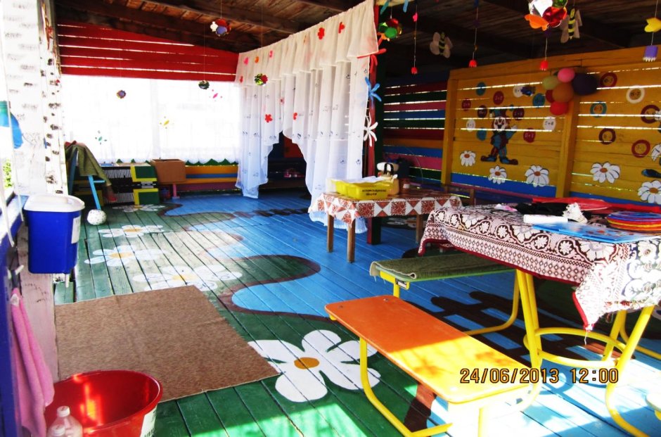 Украшение веранды дисками в детском саду