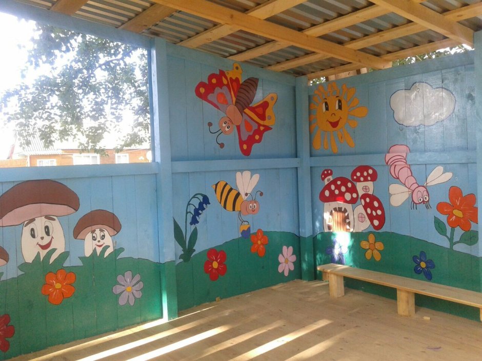 Рисунки на веранде в детском саду