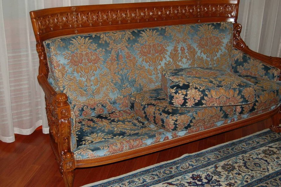 Старый диван сломанный