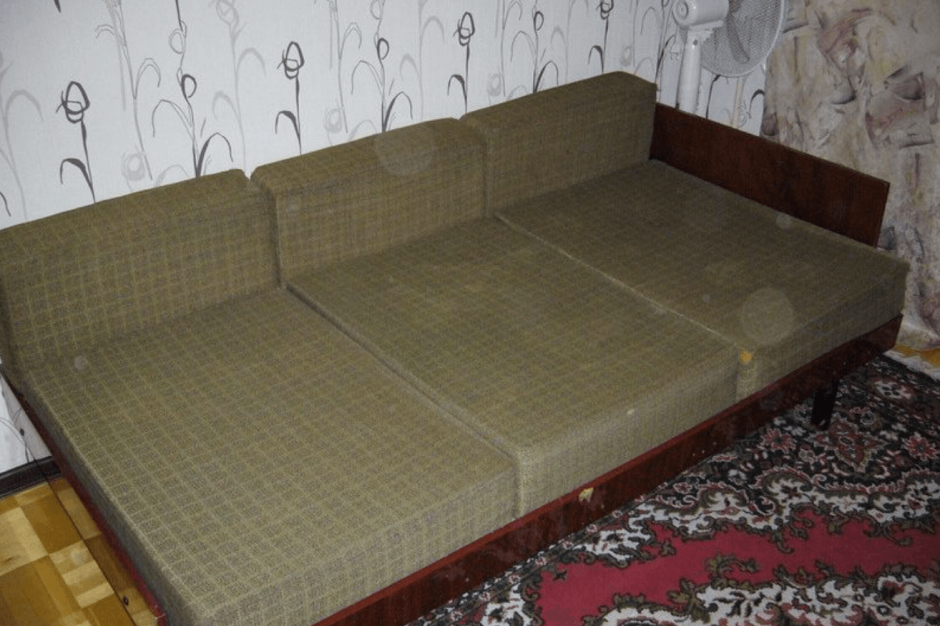 Старый диван на помойке