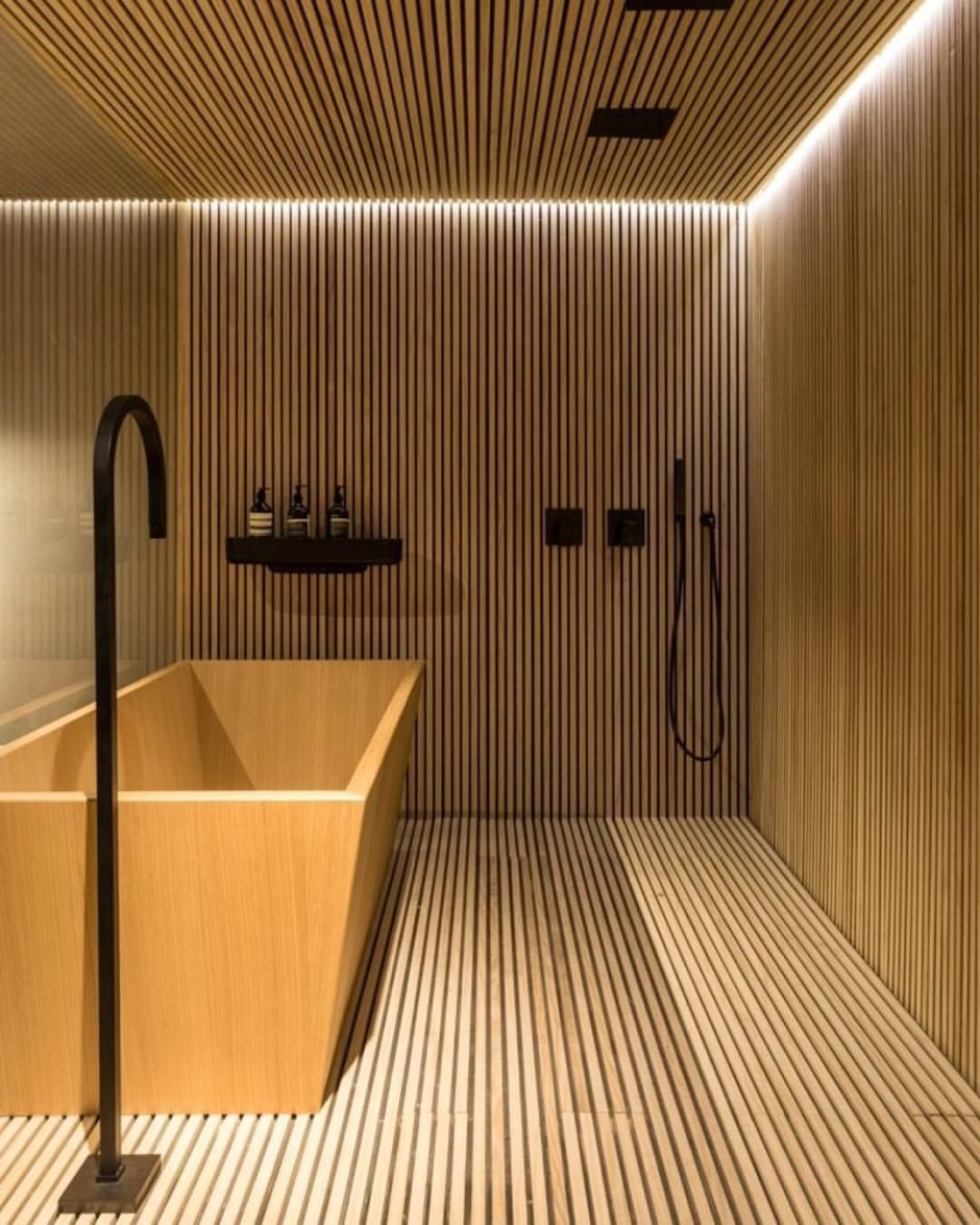 Реечный деревянный потолок в ванной