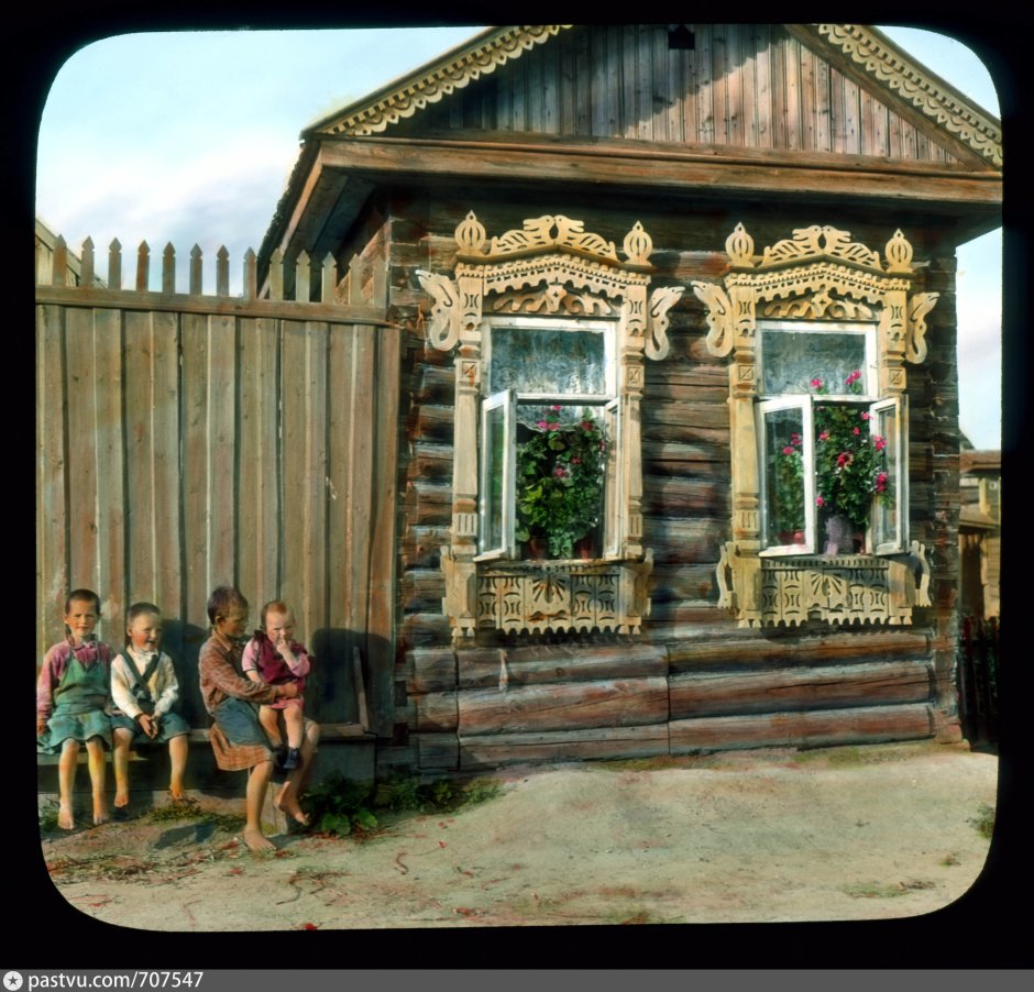 Деревянный деревенский дом
