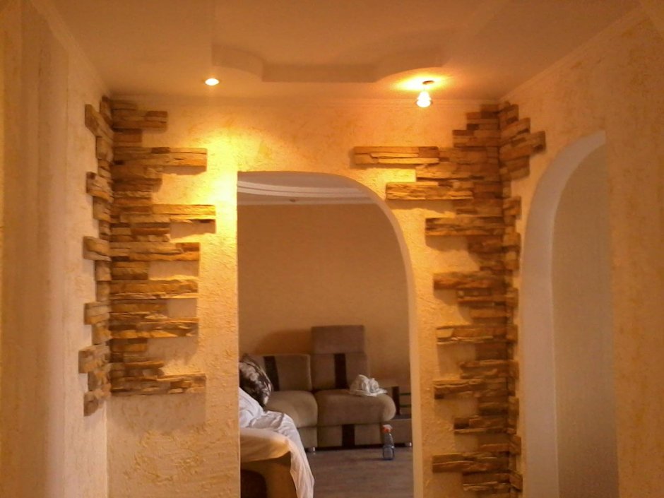 Арка отделанная декоративным камнем из гипсокартона