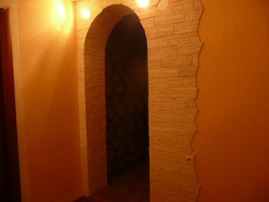 Арка в дверной проем с камнем