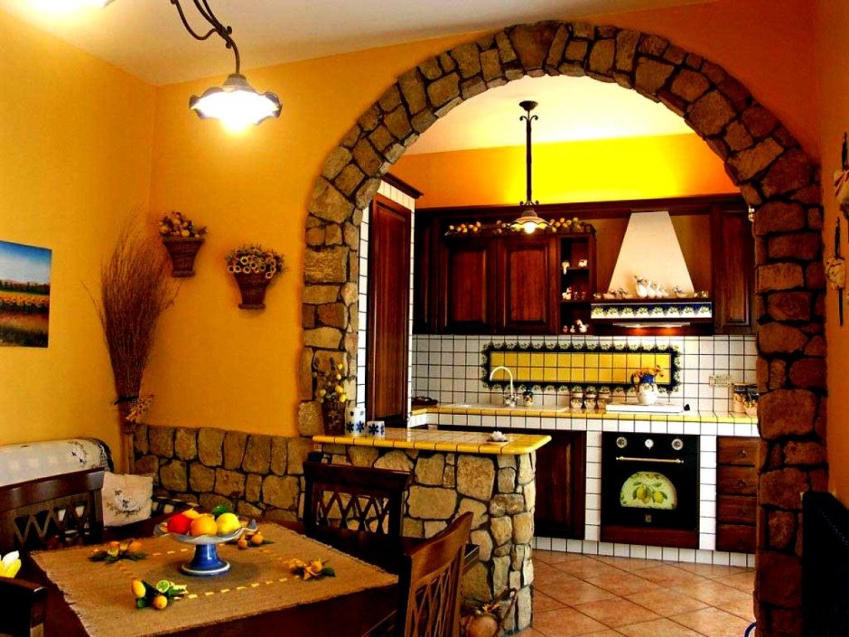 Кухня с аркой и барной стойкой