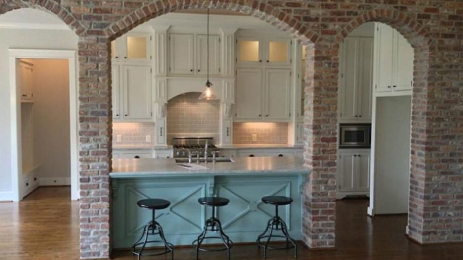Арка на кухне кирпичиками