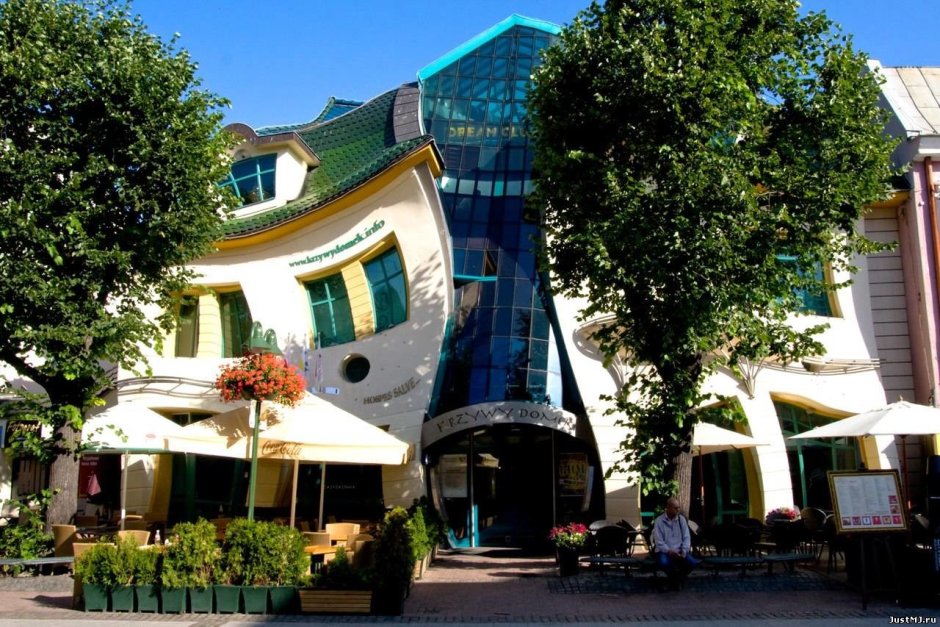 Кривой дом (the Crooked House). Сопот, Польша.