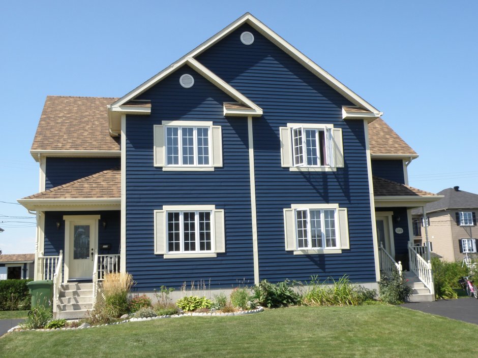 Голубой деревянный дом
