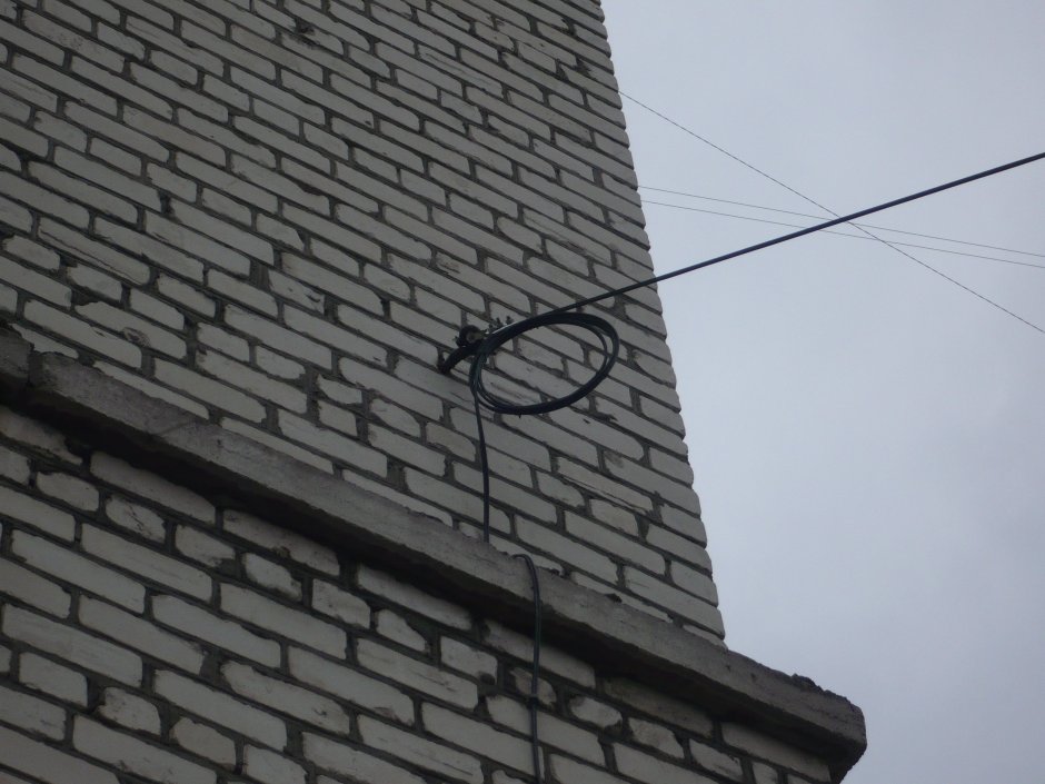 Прокладка провода СИП по фасаду здания
