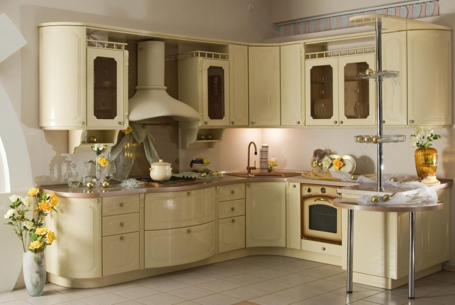 Современный кухонный гарнитур цвета слоновая кость