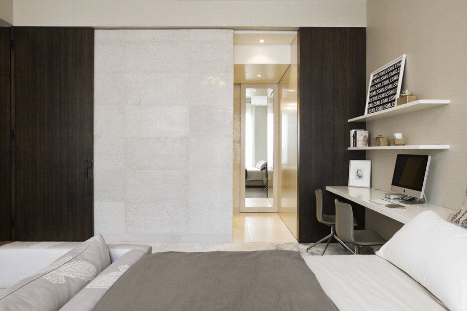 Спальня с рабочим местом и гардеробом