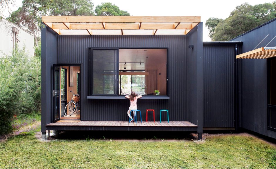 Черный модульный дом