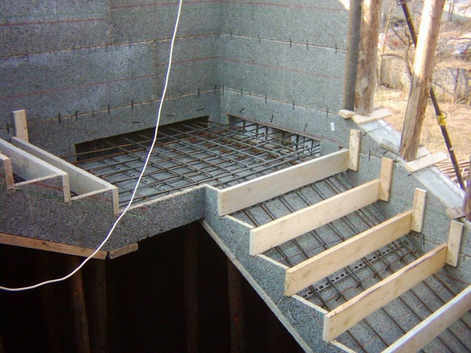 Опалубка для бетонной лестницы на 2 этаж