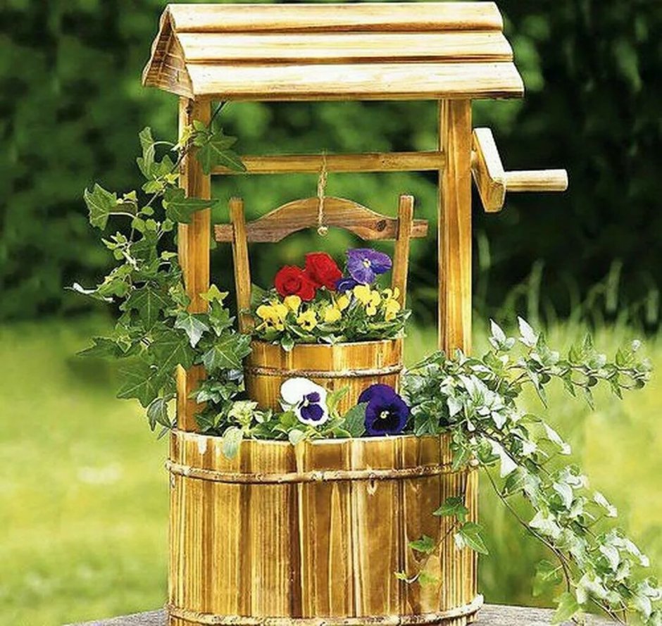 Деревянный колодец декоративный