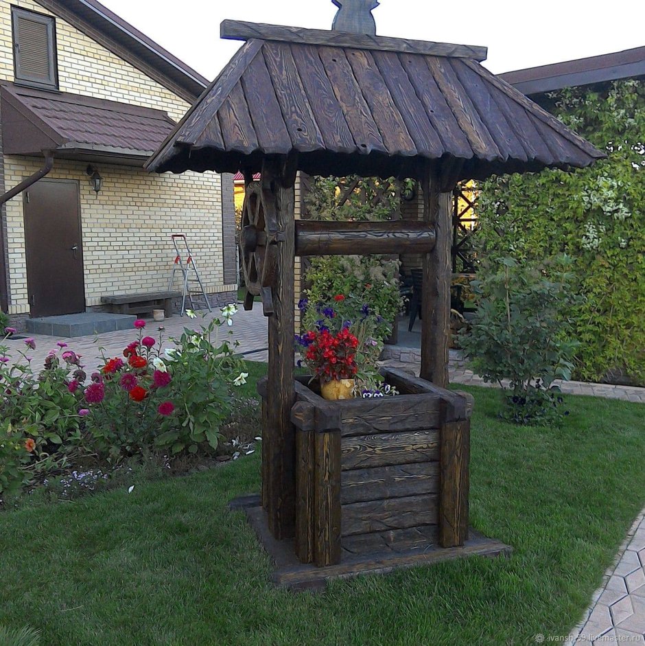 Декоративный колодец на даче