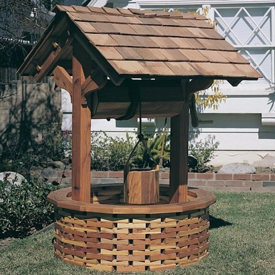 Красивый колодец на даче