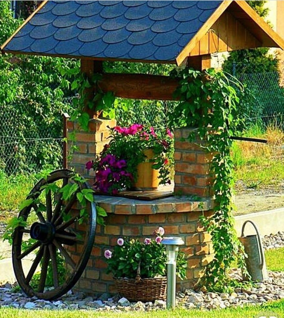 Декоративный колодец на даче