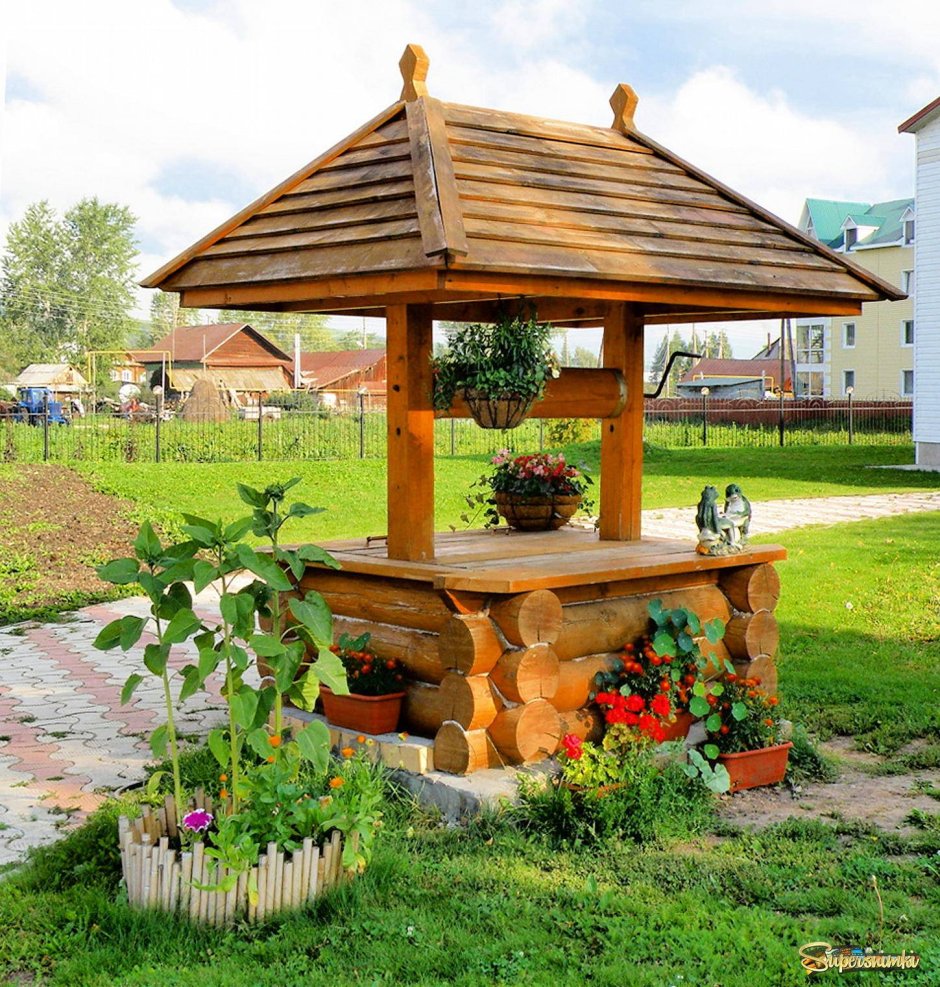 Декоративный колодец на даче