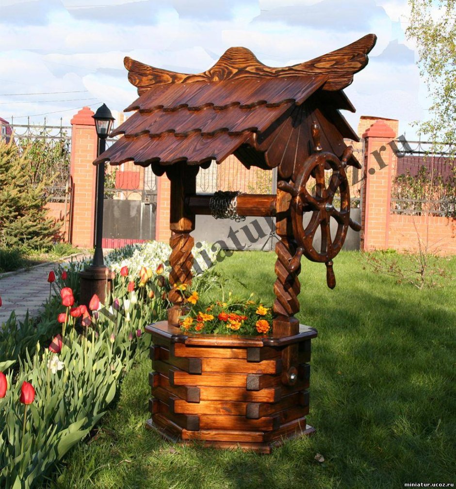 Красивый колодец на даче