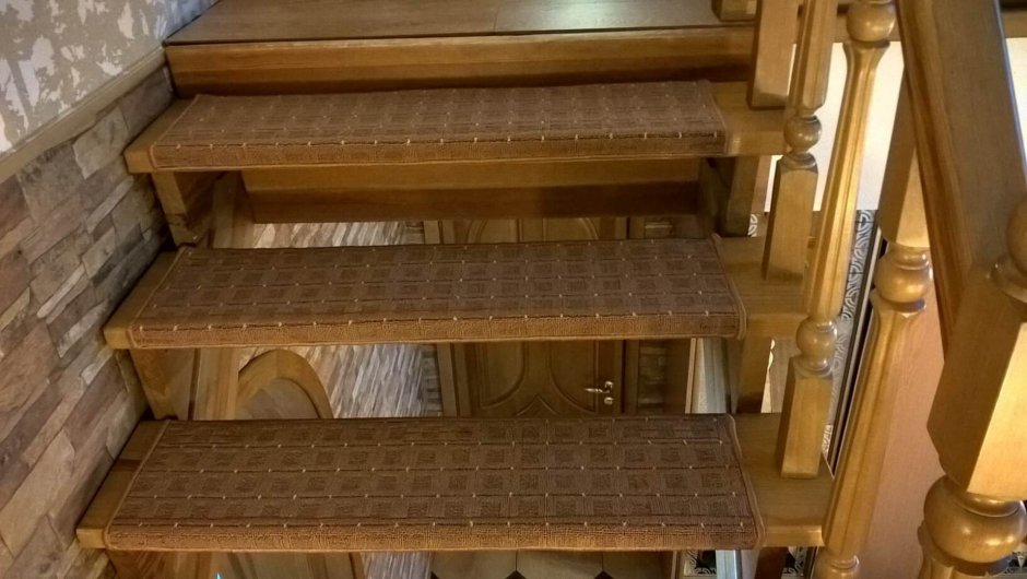 Коврики на ступени деревянной лестницы