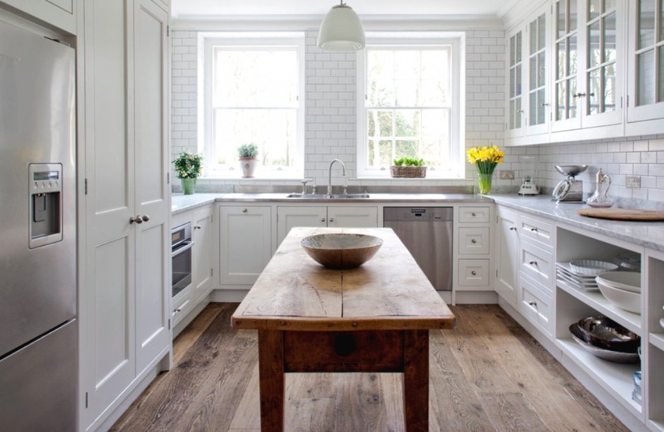 Белая кухонная мебель с деревянной столешницей