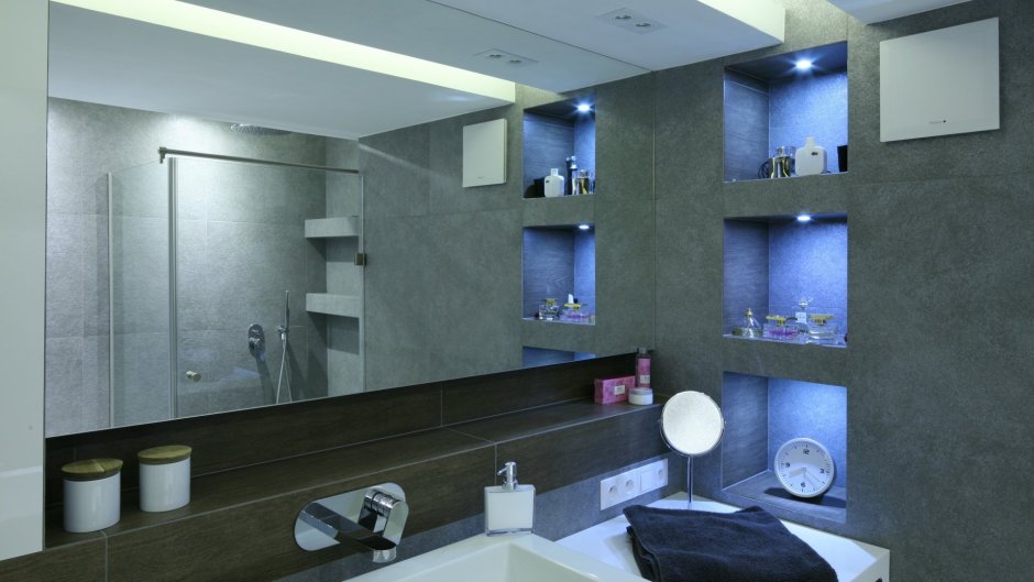 Интерьер ванной с встроенным душем в стиле Хай-тек