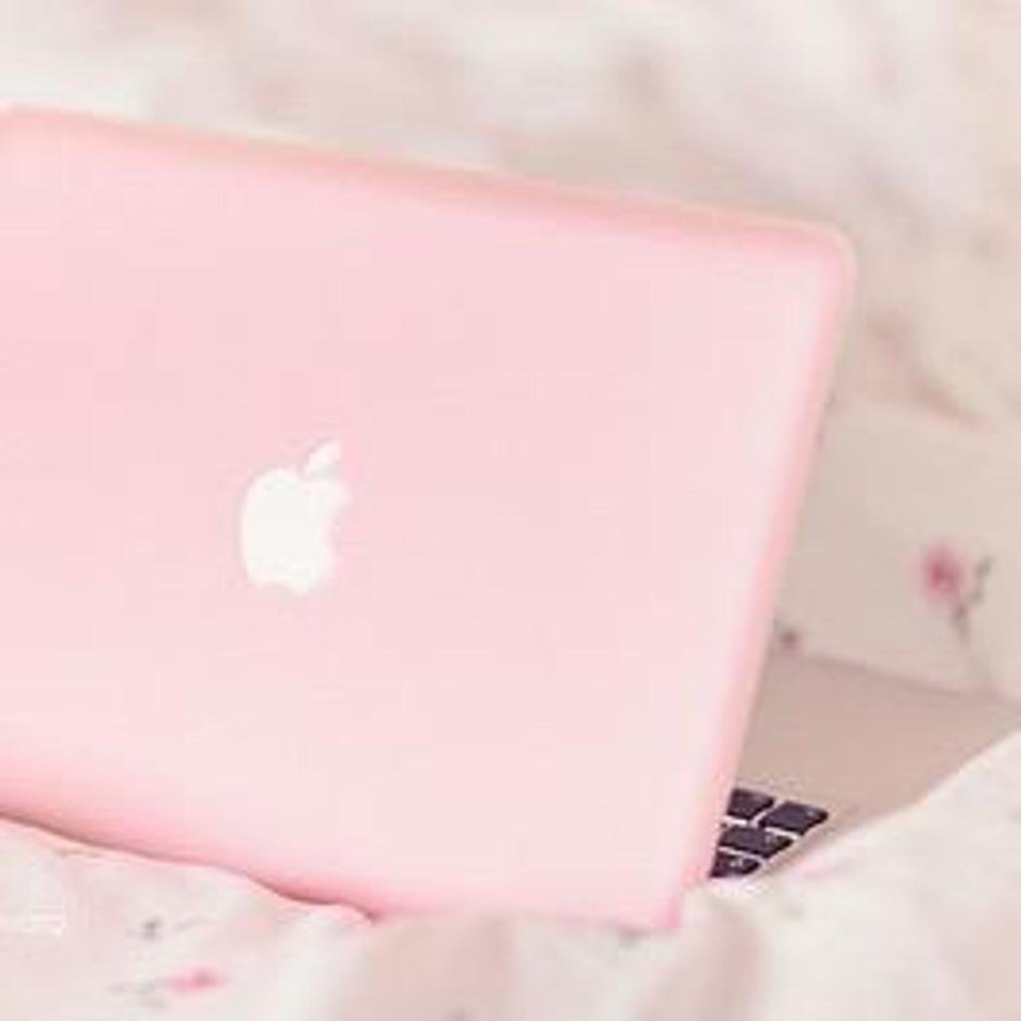 Нежно розовый ноутбук