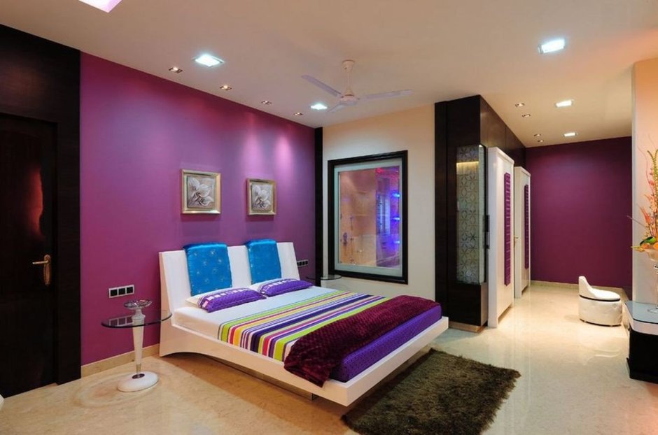 Фиолетовые стены в интерьере спальни