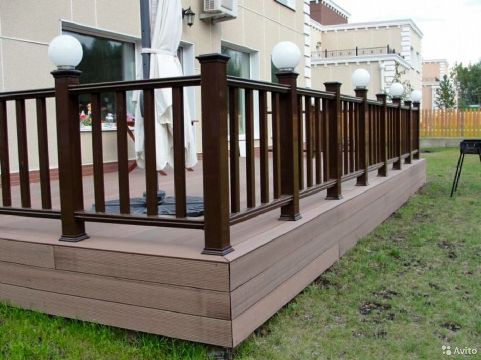Перила из стекла и дерева
