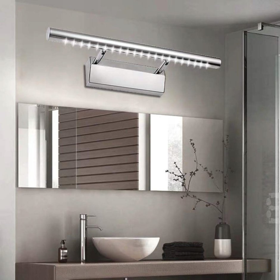 Лампа над зеркалом в ванной