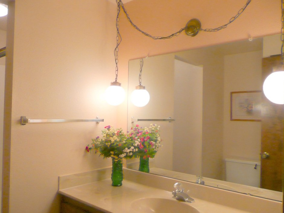Подвесные светильники в ванной у зеркала