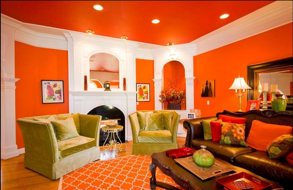 Гостиная с оранжевыми стенами