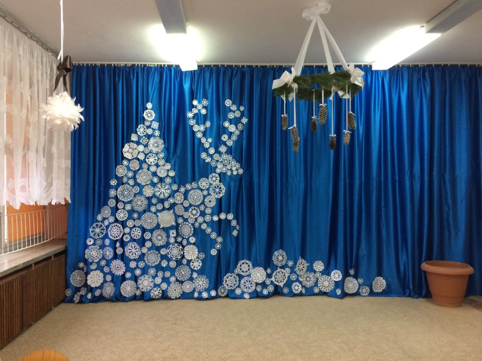 Новогоднее украшение зала в детском саду