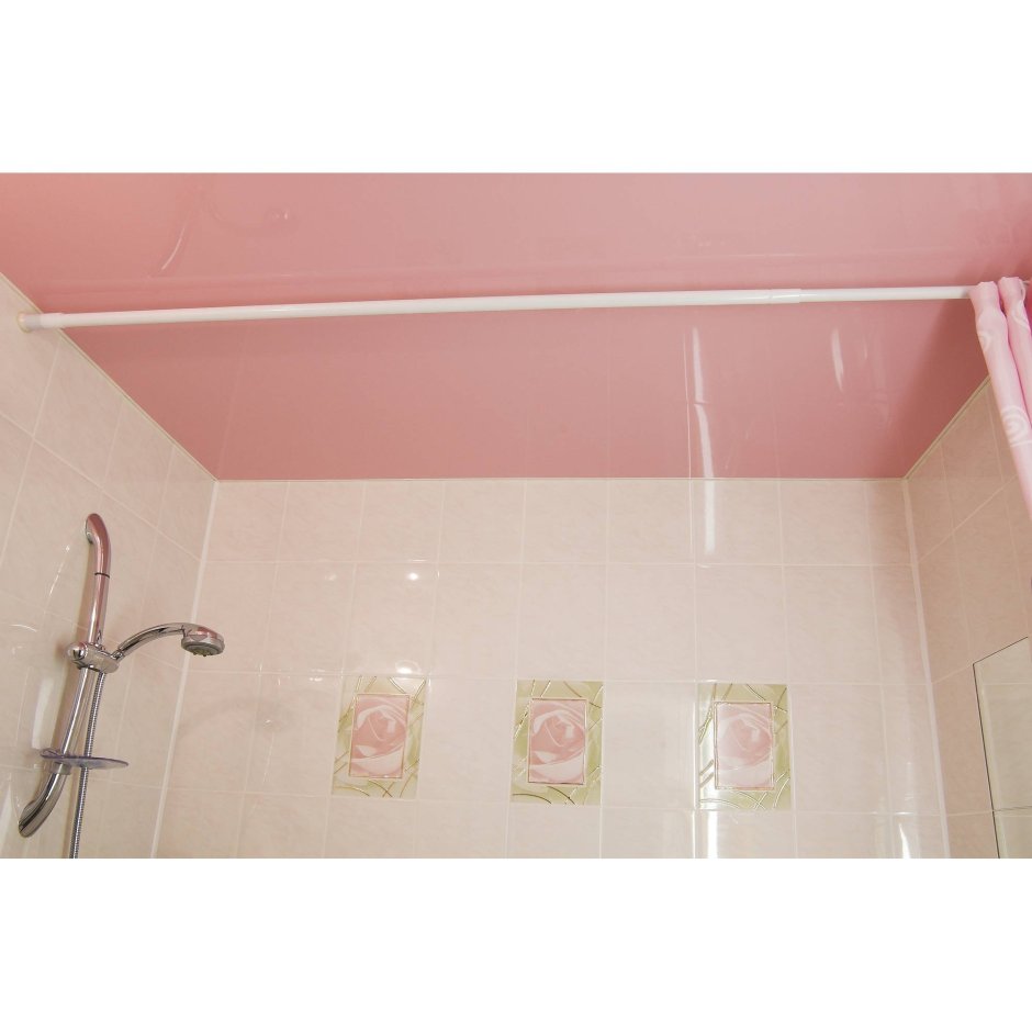 Розовый потолок в ванной